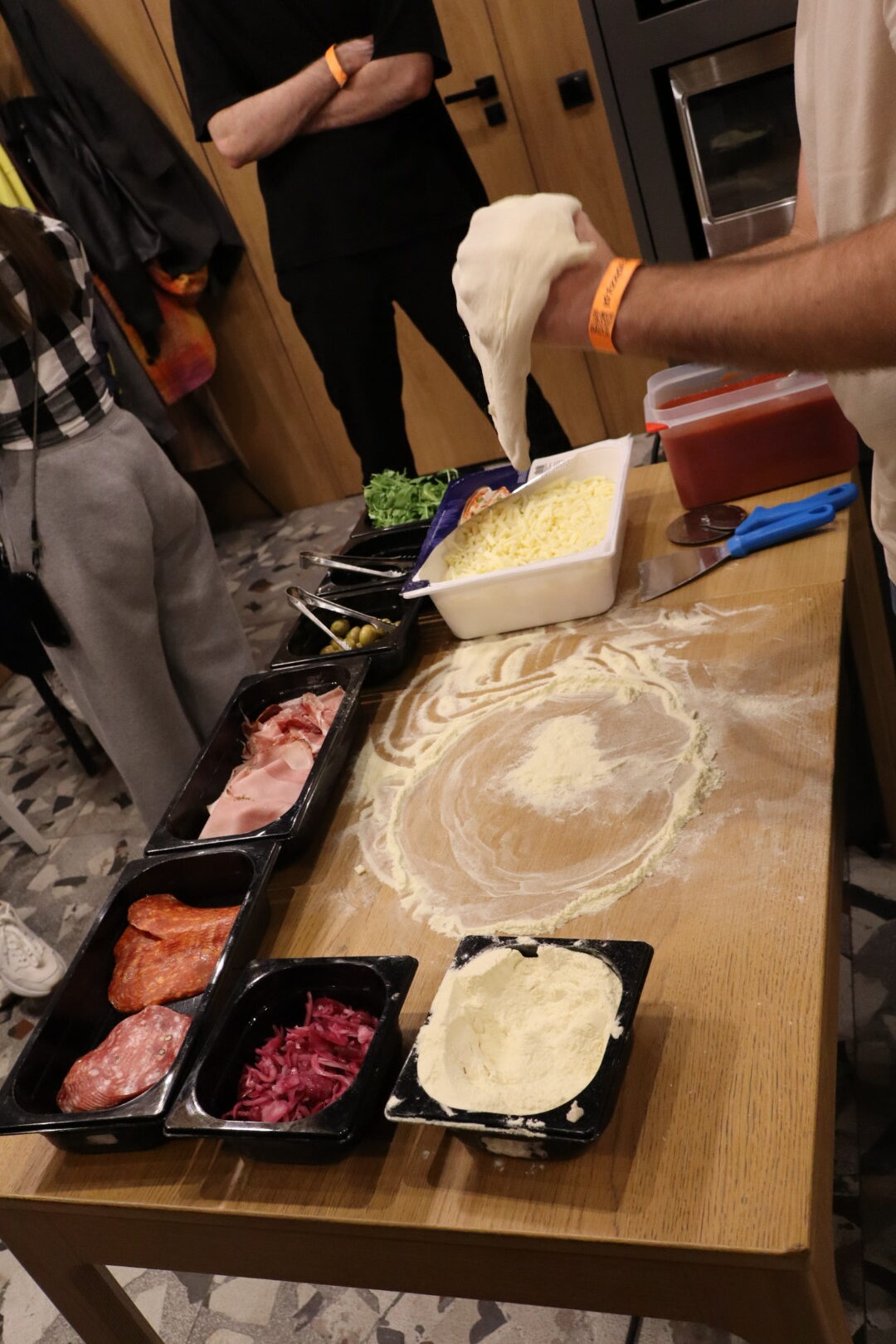 Dlaczego warsztaty robienia pizzy to najlepszy pomysł na imprezę firmową i teambuilding?